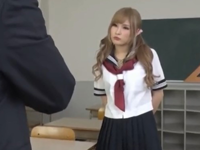 反則的なチンしごきで教師を丸め込んじゃうビッチギャル