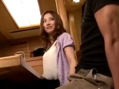 数年ぶりに再会したクラスメイトがただのエッチな女の子に→自らチンポ弄ってきて別室で即パコ