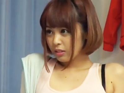 若い美乳ギャルが隣人の迷惑行為を注意しに行ったはずがマッサージで潮吹かされちゃって‥ｗ