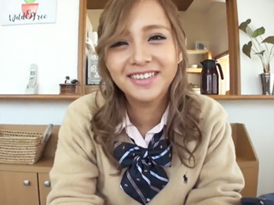 金髪の制服JKがお小遣い稼ぎにおっさんのチンコを口愛抜きして精液をごっくん