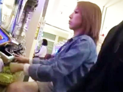 パチンコ屋で発見した美女を人気のないところに連れ込み生発射レイプ