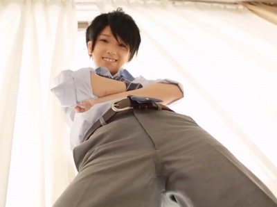 男装したムッチリ尻の童顔JKが男に跨って杭打ち騎乗位！