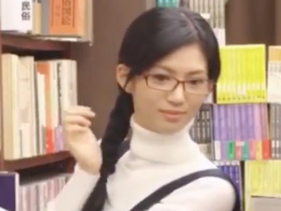 黒髪眼鏡で真面目そうな本屋定員がまさかの店内でおっぱじめるドセクシーだった