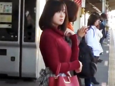 黒人に電車内で痴漢された挙句、引きずり降ろされて青姦レイプされるロリ