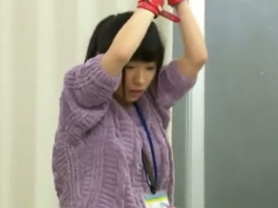 メンヘラ顔の黒髪娘が腕を拘束されて身動きできない状態でハメられ強制絶頂