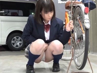 恥ずかしがりながらも自分からパンツ見せてくる女子高生に誘われて…