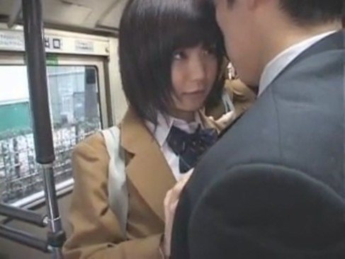 バス通学の黒髪女子高生がイケメンに逆痴漢仕掛けて対面挿入