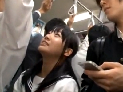 黒髪童顔JKが電車内痴漢にあって…抵抗もできないまま声殺しレイプ