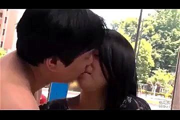 【人妻お持ち帰り】夫をMM号の外に追い出し巨根男が巨乳おっぱい若妻と素股!ベロチューでスイッチ入った清楚系美人が背面騎乗位