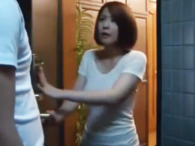 旦那が寝た後に若い男を部屋に連れ込み不倫パコに夢中になるエロ妻