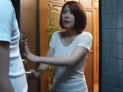 旦那が寝た後に若い男を部屋に連れ込み不倫パコに夢中になるエロ妻