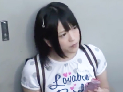 隣りに住んでるガチちっぱい娘をお菓子で誘惑してパイパン膣を自分専用肉便器に！