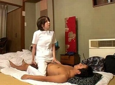 自分からマッサージ中にチンチン擦り刺激！エッチな女の子過ぎマッサ師のイキ過ぎサービスｗ