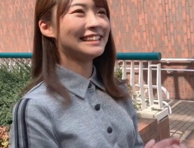 高速手マンで弄ると出るわ出るわの大量の潮が噴射！マン汁で濡れたマ〇コを激ピス！