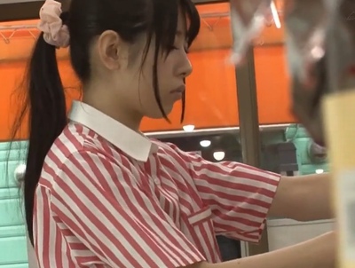 可愛い童顔だけを付け狙うストーカーがバイト先でまで！？