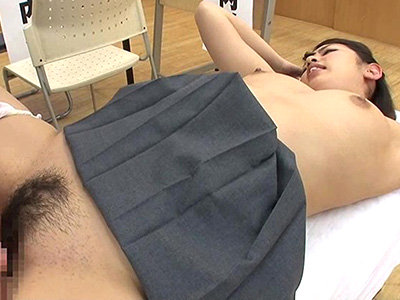 男子が見てる前で膣をご開帳！羞恥健康診断で犯される幼女JKたち
