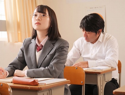 いつもは眼鏡で優等生な女子高生は中年チンポを狂わす魔性の小悪魔